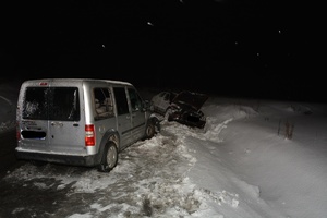 Zdjęcie wykonane w porze nocnej –przedstawia miejsce zdarzenia drogowego w miejscowości Hucisko Nienadowskie. Na pierwszym planie widoczny jest samochód marki ford koloru srebrnego a przed nim samochód m-ki seat w kolorze granatowym