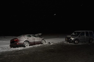 Zdjęcie wykonane w porze nocnej –przedstawia miejsce zdarzenia drogowego w miejscowości Hucisko Nienadowskie. Na pierwszym planie widoczny jest samochód marki ford koloru srebrnego a przed nim samochód m-ki seat w kolorze granatowym