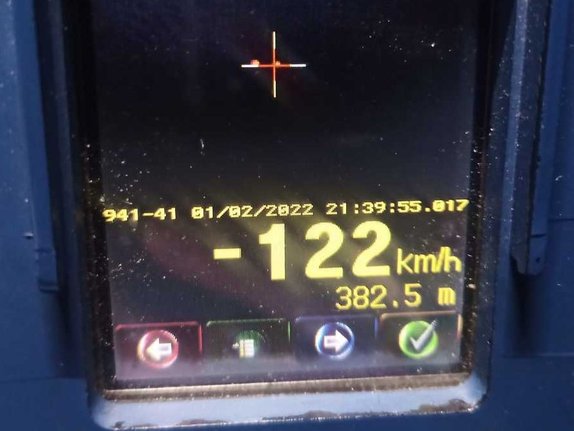 zdjęcie urządzenia pomiarowego na którym wskazany jest zapis 122 km/h