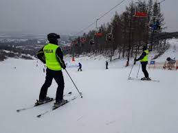 Zdjęcie kolorowe przedstawia stok narciarski w Przemyślu.