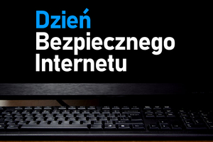 Ekran komputera, na nim napis Dzień Bezpiecznego Internetu. Pod ekranem klawiatura komputera.