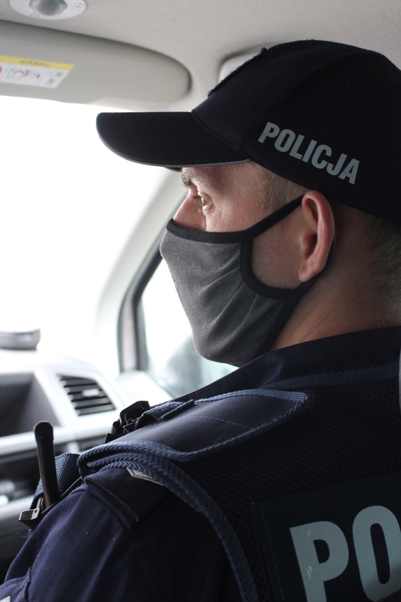 Policjant KMP w Tarnobrzegu, podczas służby radiowozem patroluje ulice miasta.