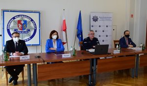 Odprawa roczna w KWP w Rzeszowie. Na zdjęciu od lewej: Adam Fida Zastępca Prokuratora Regionalnego w Rzeszowie, Wojewoda Podkarpacki dr Ewa Leniart, Komendant Wojewódzki Policji w Rzeszowie insp. Dariusz Matusiak, Marszałek Województwa Podkarpackiego Władysław Ortyl.