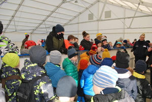 Zdjęcie kolorowe wykonane w porze dziennej . Przedstawia lodowisko w Przemyślu podczas pierwszego dnia ferii na którym, znajdują się dzieci i młodzież a także opiekunowie.