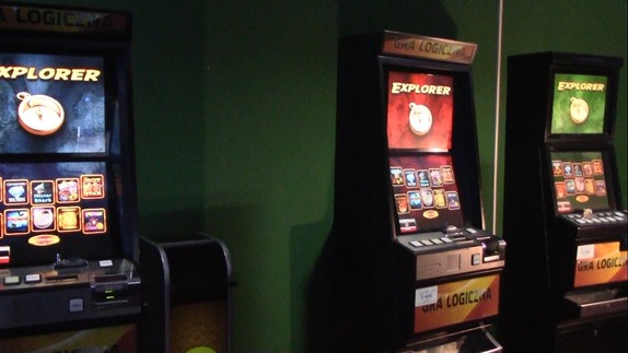 Zdjęcie kolorowe przedstawia dwa automaty do gry hazardowej  które zostały zabezpieczone podczas wspólnych działań policji oraz KAS