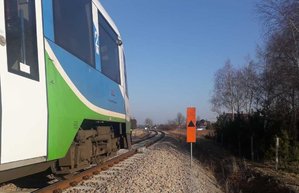 Miejsce tragicznego wypadku na torach kolejowych w miejscowości Tuszyma, powiat mielecki. Na zdjęciu widoczny jest bok szynobusa, w tyle tory