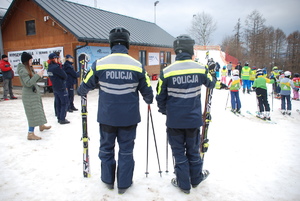 Zdjęcie kolorowe wykonane w porze dziennej przedstawia stok narciarski w Przemyślu. Na zdjęciu widoczne są dzieci  które biorą udział w konkursach.