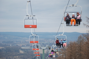 Zdjęcie kolorowe wykonane w porze dziennej przedstawia stok narciarski w Przemyślu.