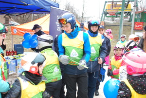 Zdjęcie kolorowe wykonane w porze dziennej przedstawia stok narciarski w Przemyślu. Na zdjęciu widoczne są dzieci  które biorą udział w konkursach.