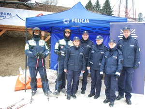 Zdjęcie kolorowe wykonane w porze dziennej przedstawia stok narciarski w Przemyślu. Na zdjęciu widoczni sa policjanci przed niebieskim namiotem