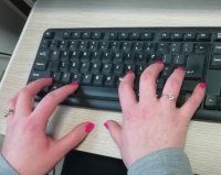 Dłonie kobiety trzymane na klawiaturze komputera