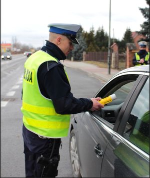 Kontrola stanu trzeźwości kierowców - Działania policjantów ruchu drogowego.
