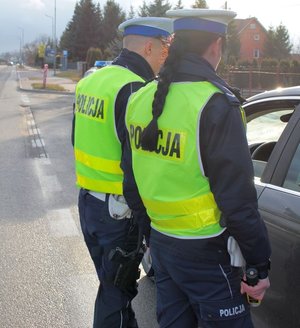 Kontrola stanu trzeźwości kierowców - Działania policjantów ruchu drogowego.