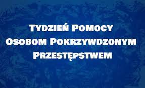 Zdjęcie kolorowe Przedstawia plakat w kolorze niebieskim na którym widnieje napis w Białym kolorze &quot;Tydzień Pomocy Osobom Pokrzywdzonym Przestępstwem&quot;