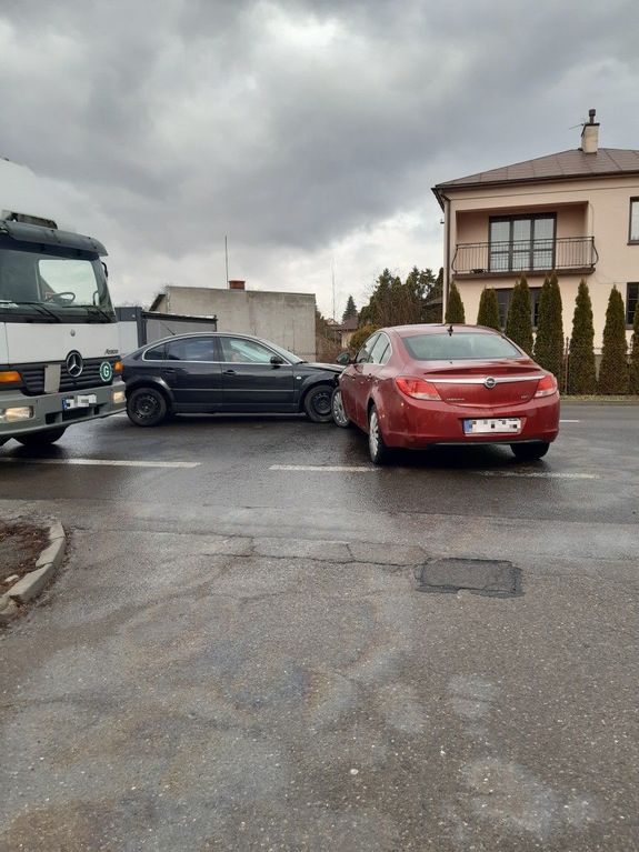 Pojazdy Opel oraz Volkswagen biorące udział w zdarzeniu drogowym na skrzyżowaniu ulicy Lwowskiej z ul, Zygmuntowską w Przeworsku