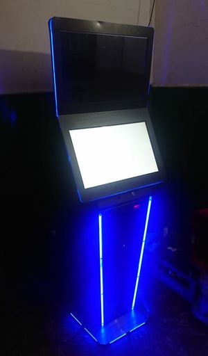 Automat do gier hazardowych. W dolnej części urządzenie jest podświetlone.