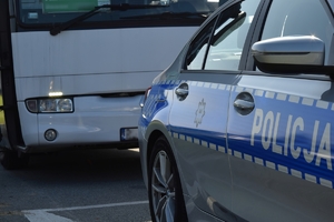 policyjny radiowóz i autobus