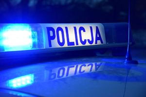 światła niebieskie radiowozu na ciemnym tle