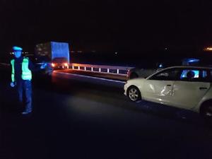 policjant zabezpiecza miejsce zdarzenia drogowego na autostradzie A4