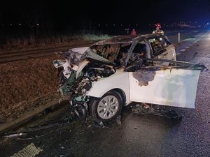 Zdjęcie z miejsca wypadku - zniszczony jeden z pojazdów biorących udział w zdarzeniu