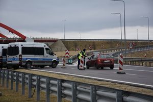 Policjanci kierują ruchem na autostradzie A4