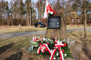 na fotografii pomnik Żołnierzy Wyklętych na Polanie Niezłomnych w Szydłowcu