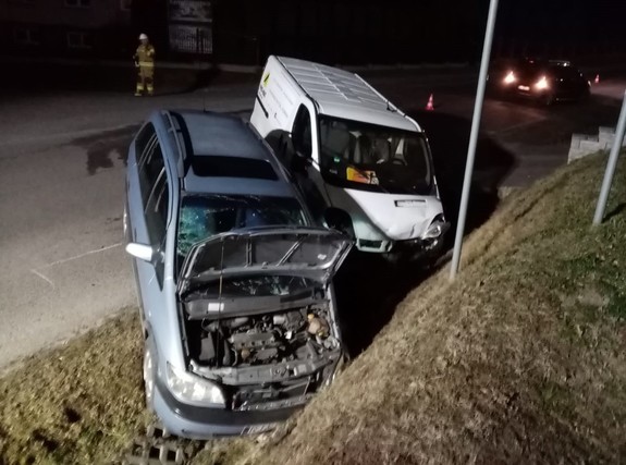 Zdjęcie kolorowe wykonane w porze nocnej przedstawia zdarzenie drogowe w miejscowości Trójczyce woj. podkarpackie. Na zdjęciu widoczne dwa pojazdy biorące udział w zdarzeniu drogowym Opel Zafira w kolorze szarym oraz Reno Trafik koloru białego.