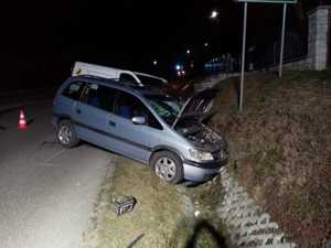 Zdjęcie kolorowe wykonane w porze nocnej przedstawia zdarzenie drogowe w miejscowości Trójczyce woj. podkarpackie. Na zdjęciu widoczne dwa pojazdy biorące udział w zdarzeniu drogowym Opel Zafira w kolorze szarym oraz Reno Trafik koloru białego.