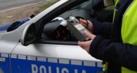 Policjant trzyma urządzenie do badania stanu trzeźwości