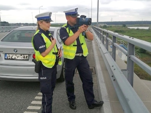 policjantka wraz z policjantem sprawdzają prędkość