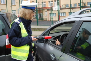 policjantka sprawdza trzeźwość kierowców