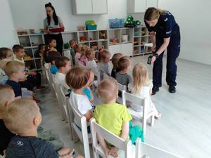 policjantka w szkole rozmawia z dziecim