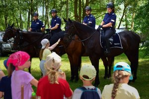 policjanci na koniach podczas spotkania z dziećmi