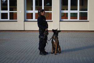 Policjantka - przewodniczka psa, ze swoim podopiecznym