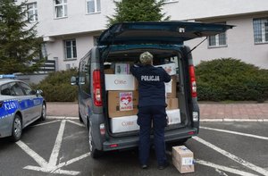 Bus zapakowany przed budynkiem KMP Przemyśl, w którym znajdują się dary dla uchodzców