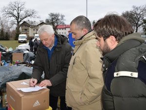 Policjanci i oficer łącznikowy na granicy - pomoc uchodzcom