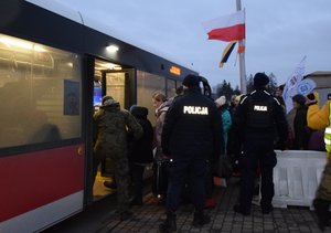 Policjanci i oficer łącznikowy na granicy - pomoc uchodzcom