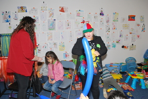 Zdjęcie kolorowe przedstawia sale dziecięcą otwartą w punkcie buforowym przy „Tesco” w Przemyślu. Na zdjęciu widoczne są zajęcia z animatorkami dla dzieci uciekających z Ukrainy przed wojną.