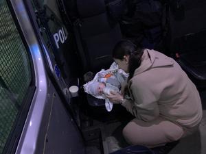 kobieta karmiąca dziecko w policyjnym radiowozie
