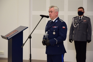 Na pierwszym planie Komendant Wojewódzki Policji w Rzeszowie przy mikrofonie. W tle kadra kierownicza podkarpackiej Policji.