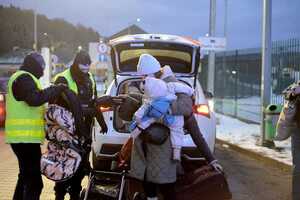 Policjanci pełniący służbę na granicy w Krościenku i udzielający pomocy uchodźcom z Ukrainy