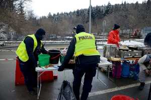 Policjanci pełniący służbę na granicy w Krościenku i udzielający pomocy uchodźcom z Ukrainy