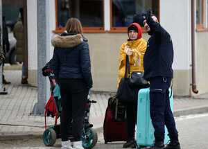 Policjanci pełniący służbę na granicy w Krościenku i udzielający pomocy uchodźcom z Ukrainy