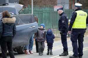 Policjanci pełniący służbę na granicy w Krościenku i udzielający pomocy uchodźcom z Ukrainy