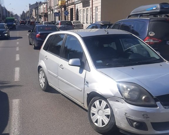 Zdjęcie kolorowe przedstawia zdarzenie drogowe w Przemyślu. Na pierwszym planie widoczny pojazd koloru srebrnego Hundai  z uszkodzonym przednim lewym bokiem