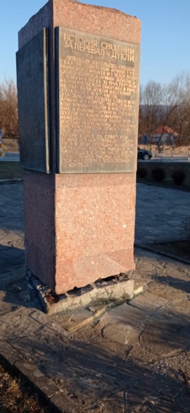 uszkodzona podstawa pomnika w Dukli