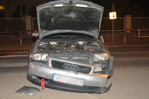 Uszkodzona przednia część audi uczestniczącego w zdarzeniu na ul. Tokarskich w Jedliczu. Pokrywa silnika pojazdu podniesiona jest do góry