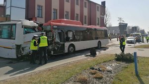 Miejsce wypadku dwóch autobusów na ul. Rejtana w Rzeszowie. Dwa autobusy, policjanci pracujący na miejscu zdarzenia
