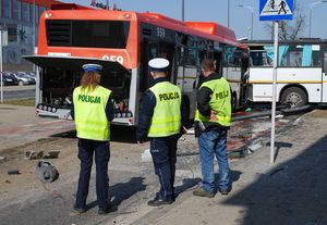 Miejsce wypadku dwóch autobusów na ul. Rejtana w Rzeszowie. Dwa autobusy, policjanci pracujący na miejscu zdarzenia