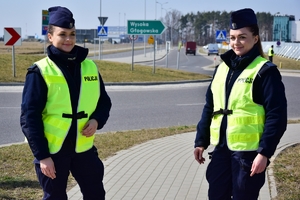 Dwie policjantki oddziału prewencji stoją na chodniku. W tle rondo.